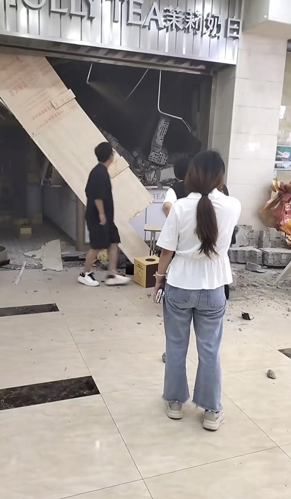 美林资管 奶茶店天花板突坠，致1人不幸身亡